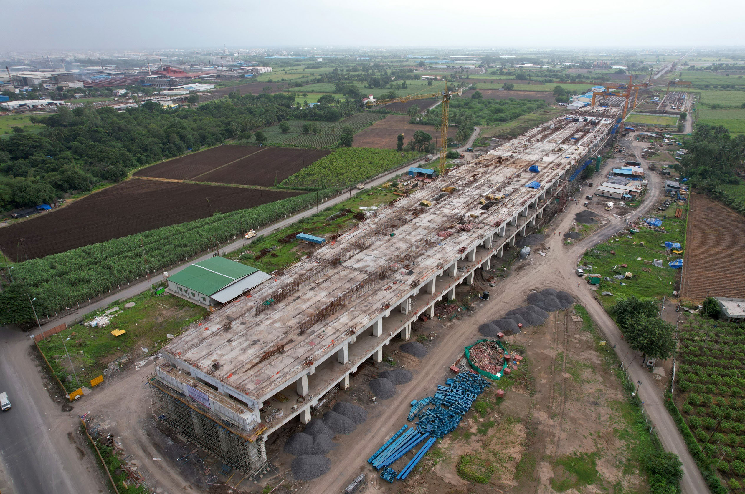 スラト高速鉄道駅（スラト地区）での作業は進行中です（2023年9月）。
